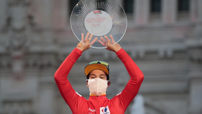 Primoz Roglic stemmt die Sieger-Schale als Vuelta-Sieger 2020 in die Höhe