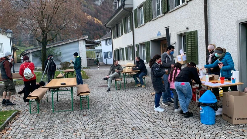 Die Gemeinde Glarus und der Verein «Pro Dorfläbä Riederä» unterstützen den Dorfladen und möchten die Einwohnerinnen und Einwohner von Riedern dazu sensibilisieren, bei der Wahl des Einkaufortes ab und zu auch an ihr «Dorflädäli» zu denken. 