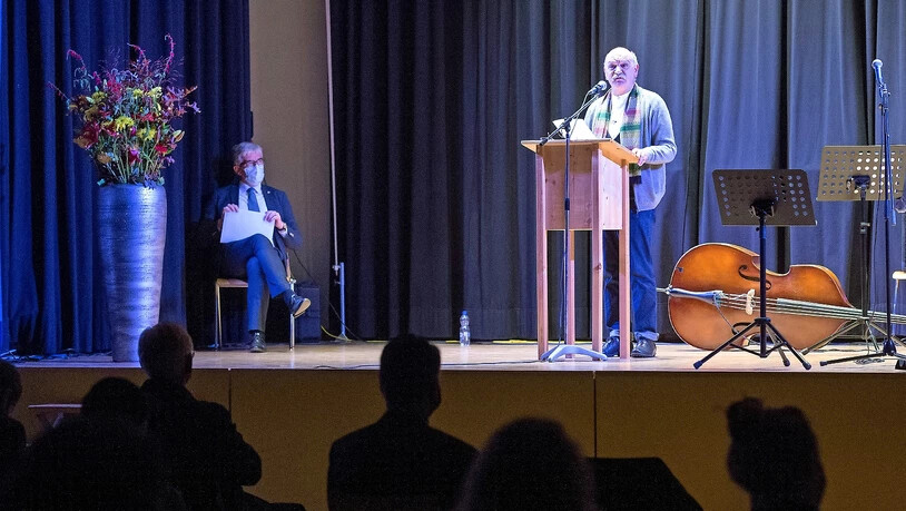 Fabrikanten von «Lebensmitteln»: Guido Baselgia bedankt sich in Malans für den Bündner Kulturpreis.