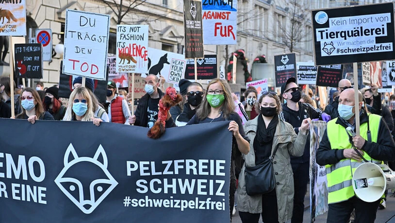 Rund 300 Personen demonstrierten am Samstag in Zürich gegen den Import von Pelz in die Schweiz.