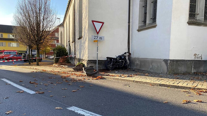 Ausgerechnet an der Kirchenmauer fand ein Motorradfahrer seinen Tod: an St. Peter und Paul im Zuger Oberägeri.