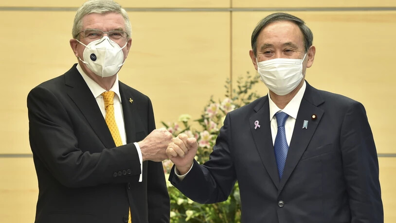 Treffen im Hinblick auf Tokio 2021: IOC-Präsident Thomas Bach und der japanische Ministerpräsident Yoshihide Suga posieren mit Mundschutzmasken