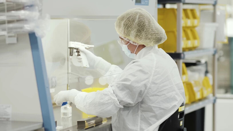 HANDOUT - Das Videostandbild zeigt eine Mitarbeiterin des US-Pharmakonzerns Moderna als sie an der Herstellung eines Corona-Impfstoffs arbeitet. Mit Moderna hat ein weiterer für Europa relevanter Hersteller vielversprechende Daten für seinen Impfstoff…