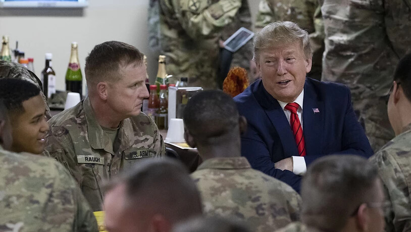 ARCHIV - Donald Trump besucht 2019 amerikanische Truppen auf der Bagram Air Base nördlich von Kabul. Foto: Alex Brandon/AP/dpa