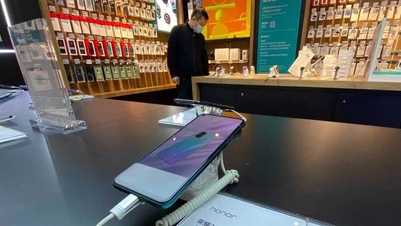 Huawei gibt nach: Der chinesische Konzern verkauft nach Druck aus den USA die Marke Honor. Bild entstanden in enem Geschäft in Peking, am 17. November.