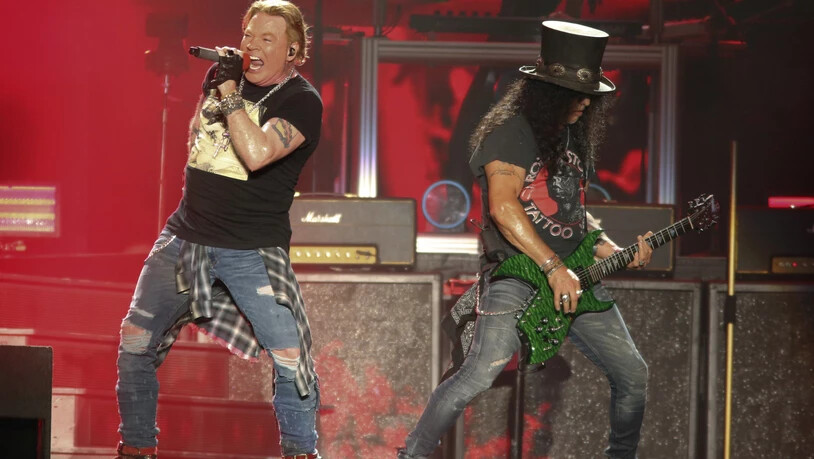 ARCHIV - Axl Rose (l) und Slash, von der US-amerikanischen Hard-Rock-Band Guns n' Roses, treten auf. Foto: Jack Plunkett/Invision/AP/dpa