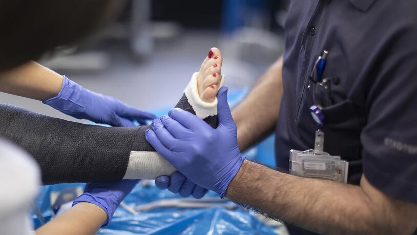 Pflegefachpersonal des Zürcher Stadtspitals Triemli gipst das gebrochene Wadenbein einer Frau: Unfallfolgen waren 2019 der häufigste Grund für einen Spitalaufenthalt (Themenbild)