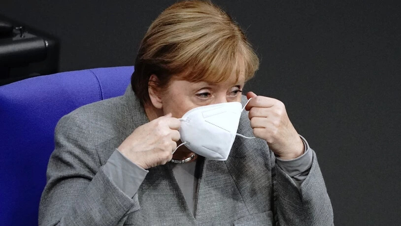 Bundeskanzlerin Angela Merkel (CDU) nimmt mit Mund-Nasenbedeckung an der Debatte vor der Verabschiedung der Änderung des Infektionsschutzgesetzes, dem Gesetzes zum Schutz der Bevölkerung bei einer epidemischen Lage von nationaler Tragweite, teil. Foto:…