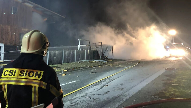 Ein Feuerwehrmann wurde bei den Löscharbeiten eines brennenden Container am Freitagabend leicht verletzt.