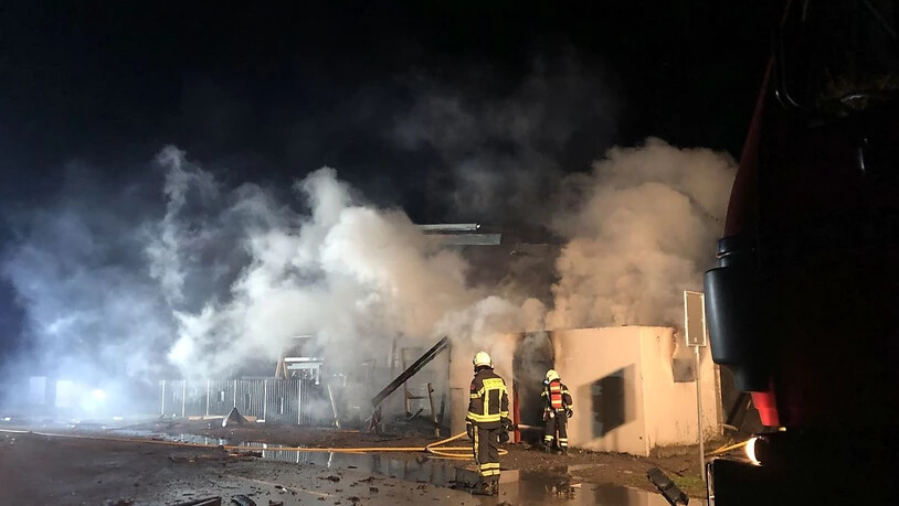 Bei den Löscharbeiten eines brennenden Container kam es am Freitagabend in in Sitten zu einer starken Explosion. Ein Feuerwehrmann wurde dabei leicht verletzt.