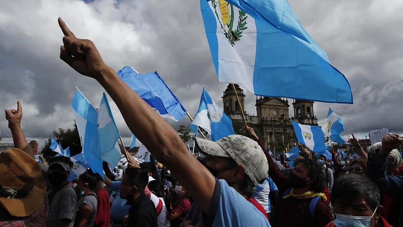 ARCHIV - Demonstranten versammeln sich vor dem Kongress. Foto: Moises Castillo/AP/dpa