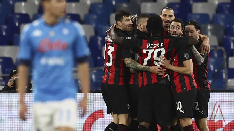 "Der alte Zlatan lädt die ganze Mannschaft auf seine Schultern und zieht sie zum Sieg", schreibt die "Gazzetta dello Sport" zum 3:1 in Neapel