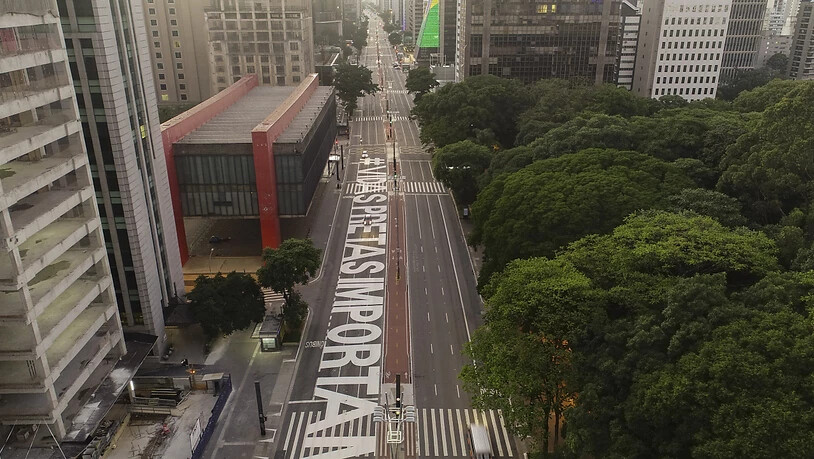 Der Schriftzug "Black Lives Matter" in portugiesischer Sprache ist auf einer Straße von Sao Paulo zu lesen. Foto: Andre Penner/AP/dpa