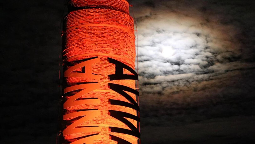 Ein Kamin in Orange: Während 16 Tagen weist der Anna-Schriftzug beim Ennendaner Hänggiturm auf Gewalt an Frauen und Kindern hin.