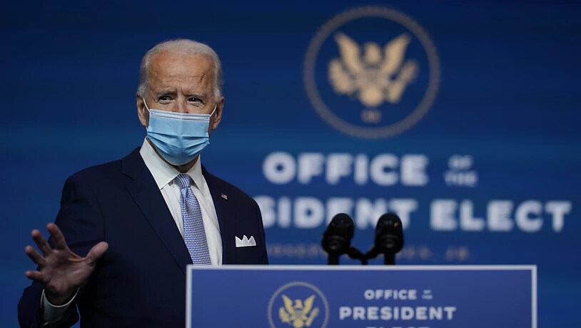 Joe Biden, Gewählter Präsident (President-elect) der USA, trifft mit Mund-Nasen-Schutz zur Vorstellung von Ernannten und Nominierten für die Schlüsselpositionen des neuen Kabinetts unter dem gewählten Präsidenten Biden und der gewählten Vizepräsidentin…