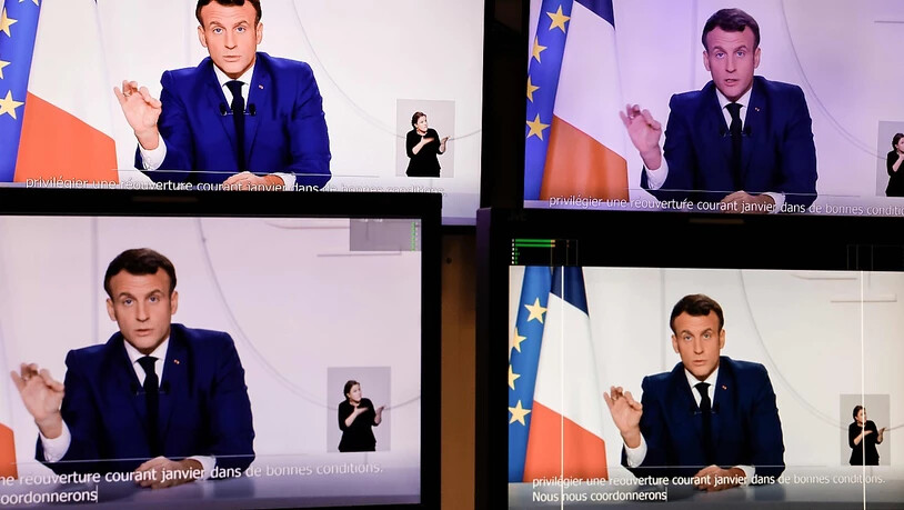 Die abfotografierten Bildschirme zeigen Emmanuel Macron, Präsident von Frankreich, der eine Fernsehansprache an die Nation zur aktuellen Corona-Lage hält. Angesichts einer verbesserten Corona-Lage hat Frankreichs Präsident Macron erste Lockerungen der…
