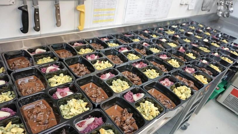 Guten Appetit: In der Küche des Bürgerspitals Rapperswil werden die Mittagessen zum Verteilen durch Freiwillige bereitgestellt. Pressebild