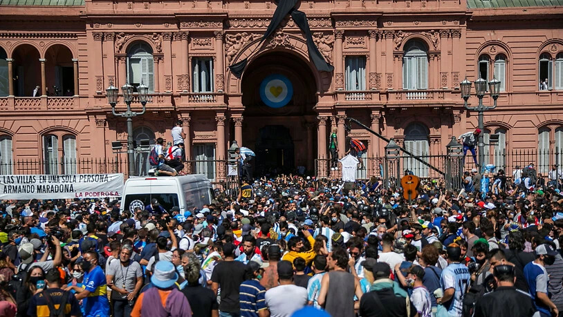 Tausende Argentinier nehmen vor dem Regierungspalast Casa Rosada von Diego Maradona Abschied