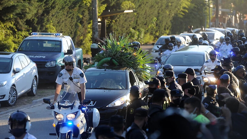 Tausende Fans folgten dem Konvoi mit dem Sarg des verstorbenen Idols Diego Maradona