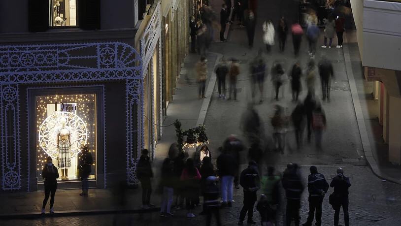Menschen gehen entlang der zentralen Via Dei Condotti in der Innenstadt von Rom. Foto: Gregorio Borgia/AP/dpa