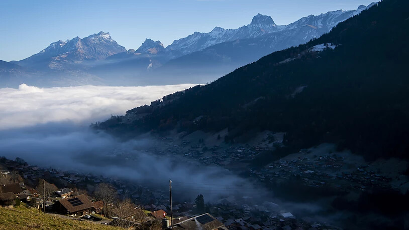 "Nebelmeer" am Mittwoch bei Troistorrents im Kanton Wallis. (Archivbild)