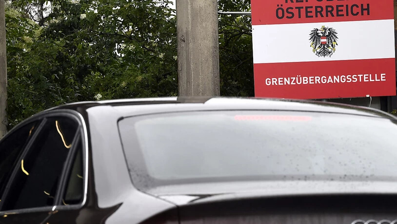 ARCHIV - Ein Fahrzeug passiert die Grenze zwischen Ungarn und Österreich. Österreich verhängt für alle Einreisenden aus Corona-Risikogebieten vom 7. Dezember bis zum 10. Januar eine zehntägige Quarantänepflicht. Ziel sei es, den Tourismus weitgehend…