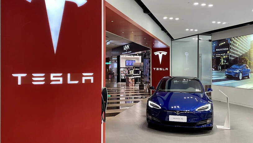 Die Online-Bank Swissquote steigt neu in das Autoleasing-Geschäft ein und spannt dafür mit dem US-Elektroautobauer Tesla zusammen. (Archivbild)