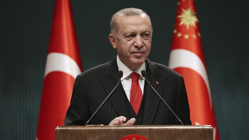 Der türkische Präsident Recep Tayyip Erdogan spricht im Anschluss an eine Kabinettssitzung zu Journalisten. Foto: -/Turkish Presidency/AP/dpa