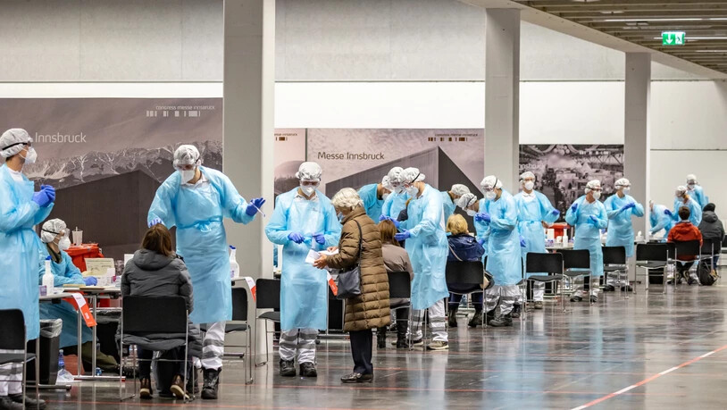 dpatopbilder - Menschen lassen sich am ersten Tag von Corona-Massentests in Österreich an einer Teststation in der Innsbrucker Messe auf das Coronavirus testen. Foto: Expa/Johann Groder/APA/dpa