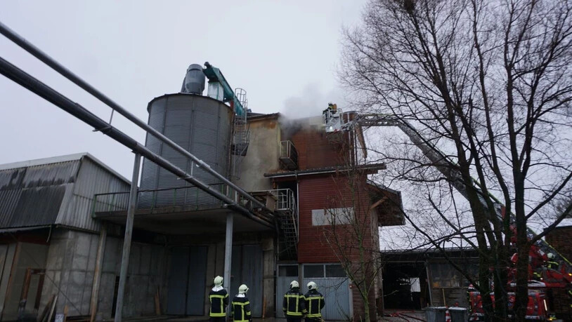 In einem Sägewerk im freiburgischen Montévraz  ist am Sonntag ein Feuer ausgebrochen.