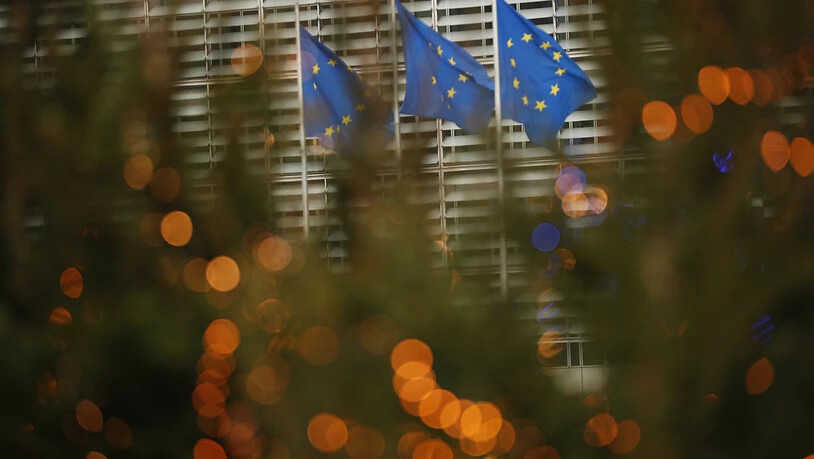 Drei Fahnen in den Farben der EU-Flagge flattern vor einem Treffen von Großbritanniens Chefunterhändler Frost und EU-Chefunterhändler Barnier im EU-Hauptquartier im Wind. Foto: Francisco Seco/AP/dpa