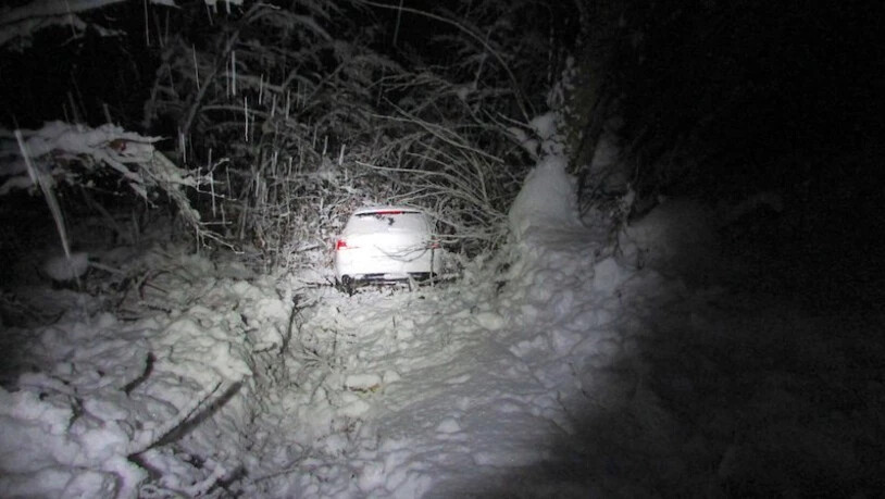 Glück im Unglück: Ein 29-Jähriger rutscht am Samstagabend von der Strasse auf dem Weg vom Urnerboden nach Linthal. Die Insassen können das Auto aber unverletzt und selbstständig verlassen. 