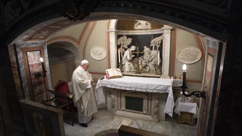 HANDOUT - Papst Franziskus betet während des Festes Maria Empfängnis während einer Privatmesse in der Basilika Santa Maria Maggiore am Altar von Sant'Ignazio di Loyola.     (zu dpa "Papst betet im Regen und mit Mundschutz im Zentrum Roms") Foto:…