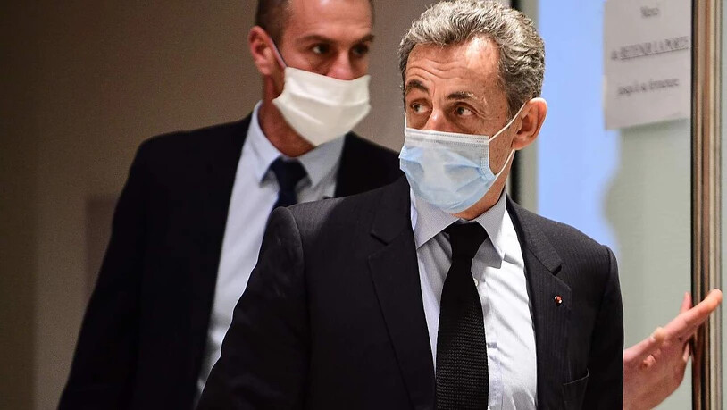 Nicolas Sarkozy (r), ehemaliger Präsident von Frankreich, verlässt nach einer Anhörung das Gerichtsgebäude. Foto: Martin Bureau/AFP/dpa