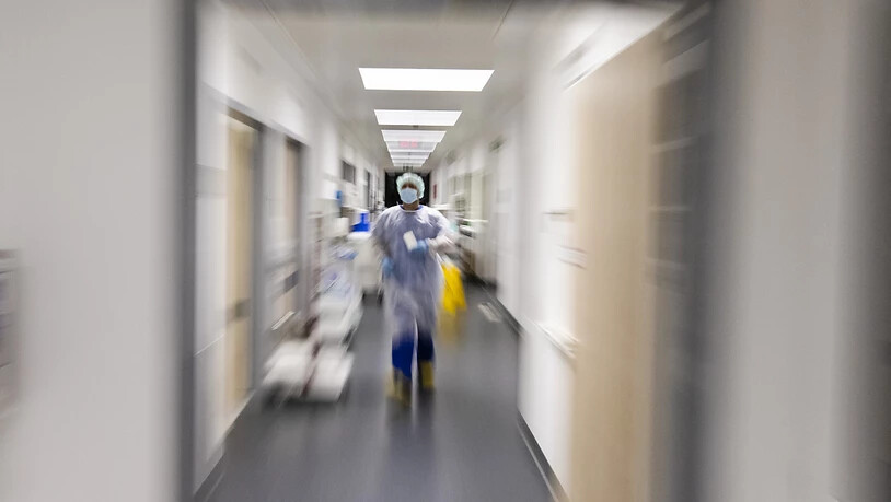 Ein Krankenpfleger läuft über die Intensivstation am Universitätsklinikum Schleswig-Holstein. Foto: Frank Molter/dpa