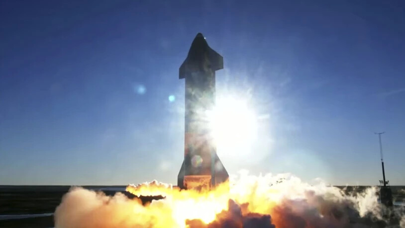 Eine Test-Rakete von SpaceX ist in der Nacht auf Donnerstag bei der Landung explodiert - die Verantwortlichen zogen dennoch ein positives Fazit. (Archivbild vom Start)