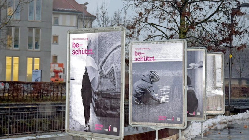 Plakatausstellung «beschützt» beim Kreuz in Jona: Die Plakate zum 40-jährigen Bestehen des Frauenhauses St. Gallen unterstreichen den Wert der Anlaufstelle für gewaltbetroffene Frauen und Kinder. Bild: Gabi Corvi