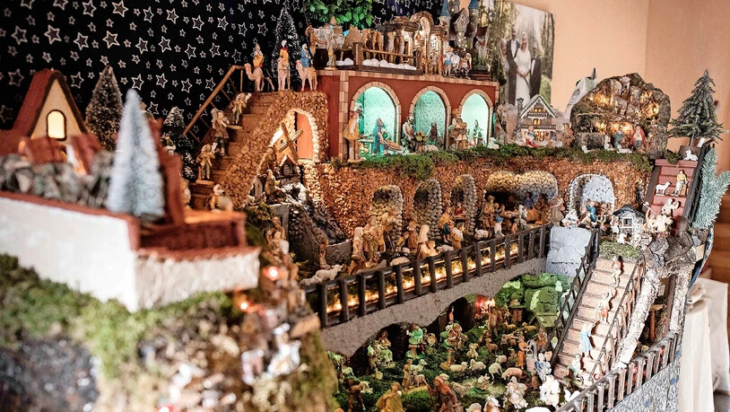 Das Christkind wurde nur für den Fotografen kurz in die Wiege gelegt. «Es kommt ja erst am Heiligen Abend auf die Welt», meint Schneidermeister Di Leo.