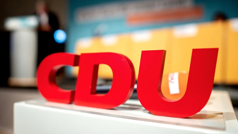 ARCHIV - Das Logo mit den Buchstaben der CDU steht beim Kleinen Parteitag der CDU Niedersachsen im Weserbergland-Zentrum auf einem Rednerpult. Foto: Hauke-Christian Dittrich/dpa