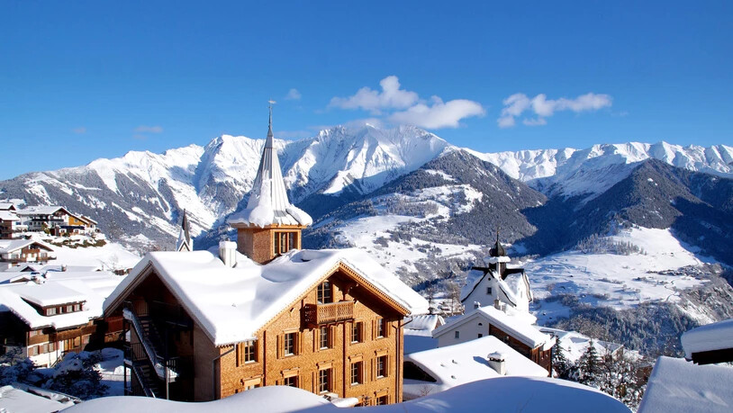 Perfekter Rückzugsort: Aus dem Kurhotel «Piz Mundaun» von 1878 ist ein Country Club  mit neuem Gourmetrestaurant (zweites Bild), fünf Suiten und Wellnessbereich geworden. 