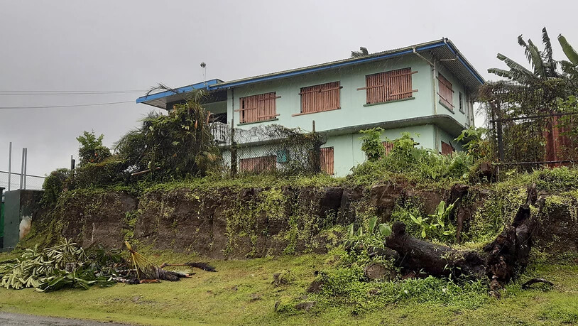 Die Fensterläden eines Hauses sind in Vorbereitung auf den Zyklon Yasa im Stadtteil Tamavua in Suva geschlossen. Der gewaltige Zyklon Yasa wird voraussichtlich in der Nacht zum Freitag das Inselparadies Fidschi im Südpazifik treffen. Foto: Aileen Torres…