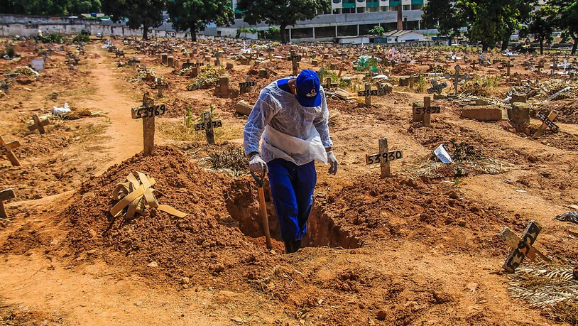Ein Arbeiter begräbt ein Opfer, das an Covid-19 gestorben ist, auf dem Friedhof Sao Francisco Xavier, im Stadtteil Caju in Rio De Janeiro. Foto: Ellan Lustosa/ZUMA Wire/dpa