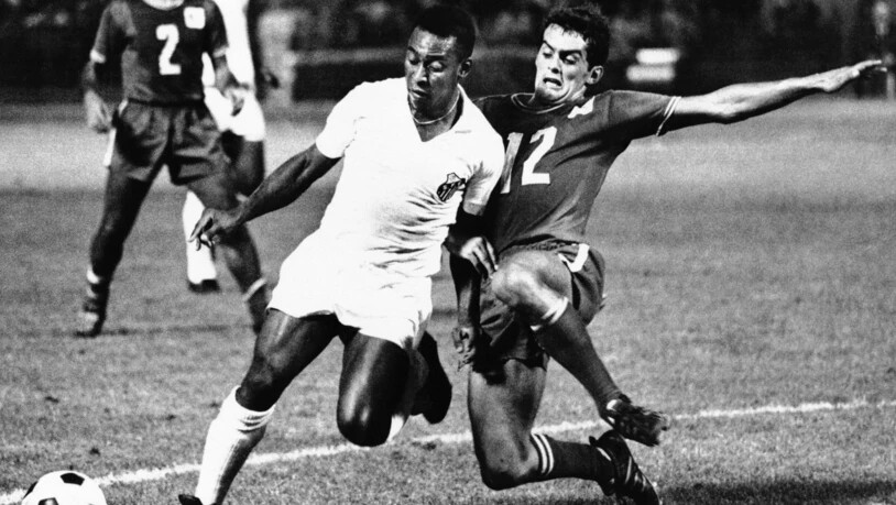 Wie Messi war auch Pelé für sein Team ein Torgarant: 643 Tore erzielte die brasilianische Legende für den FC Santos, im Bild bei einem Freundschaftsspiel 1967 gegen das amerikanische Team Oakland