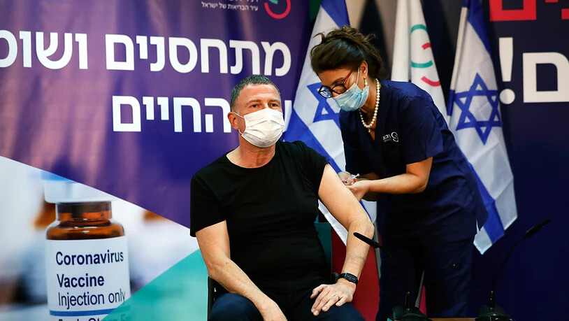 Eine Mitarbeiterin in einem Krankenhaus impft den israelischen Gesundheitsminister Juli Edelstein. Foto: Amir Cohen/POOL Reuters/AP/dpa