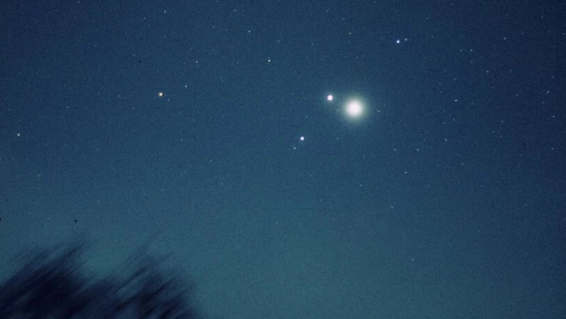 Aus dem Jahr 1981: Heute Abend kommen sich Jupiter und Saturn optisch noch näher, als das vor bald 40 Jahren der Fall war, als Markus Griesser, der Leiter der Sternwarte Eschenberg in Winterthur, dieses Bild schoss.