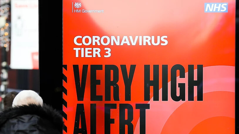 dpatopbilder - Ein Plakat des britischen Gesundheitsdienstes NHS mit der Aufschrift "Coronavirus Tier 3. Very high alert" (Coronavirus Stufe 3. Sehr hohe Alarmstufe) steht in der Londoner Innenstadt. Foto: Dinendra Haria/SOPA Images via ZUMA Wire/dpa
