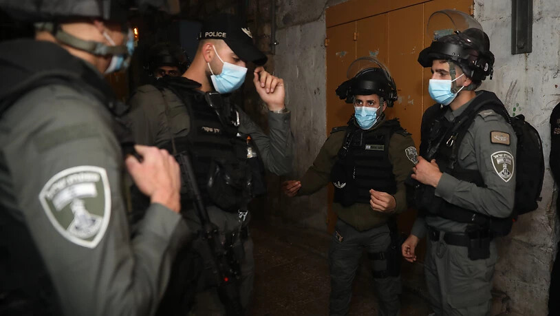 Israelische Grenzpolizisten stehen in der Nähe des Tatorts in der Altstadt von Jerusalem. Foto: Mahmoud Illean/AP/dpa
