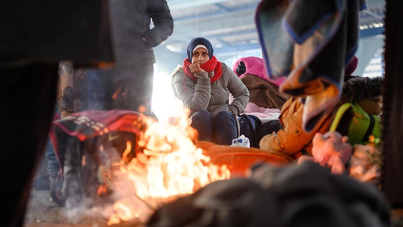 ARCHIV - Wärmen am Lagerfeuer in einer leeren Markthalle nahe der türkisch-griechischen Grenze: In der Türkei leben derzeit rund 4 Millionen Flüchtlinge. Foto: Mohssen Assanimoghaddam/dpa