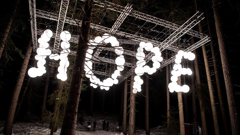 Die Lichtinstallation «Sign of Hope» im Zauberwald Lenzerheide.