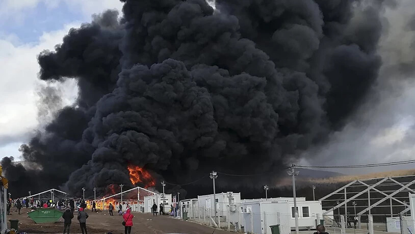 Dichter schwarzer Rauch quillt aus dem Flüchtlingslager bei Lipa nahe Bihac. Das zuvor geräumte Lager wurde durch den Brand komplett zerstört.
